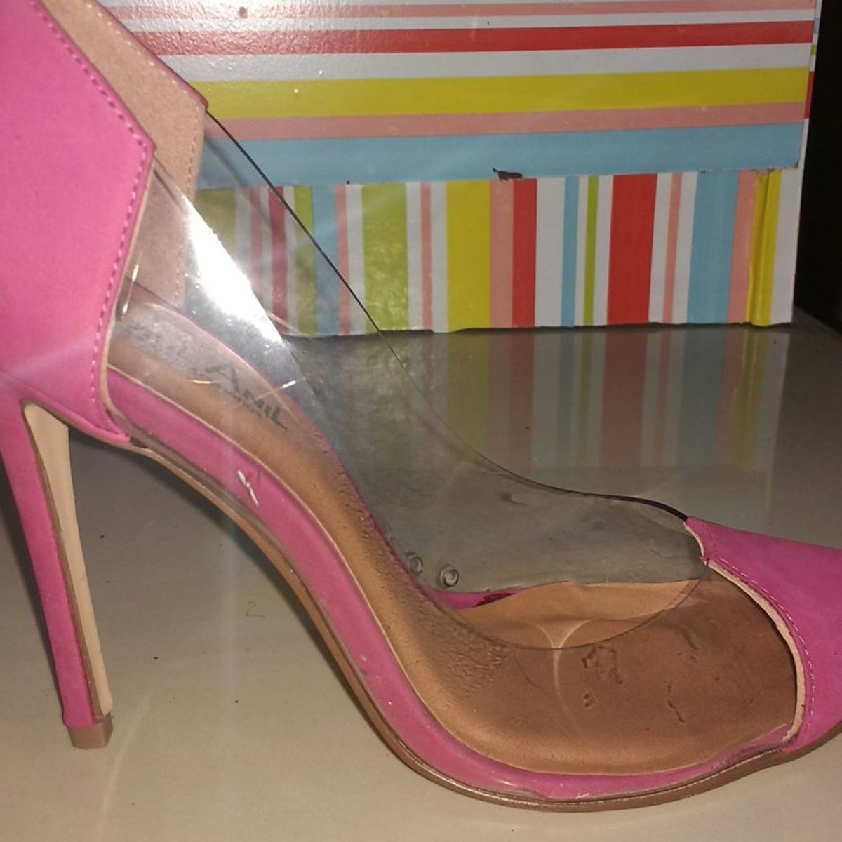 sapato com lateral transparente