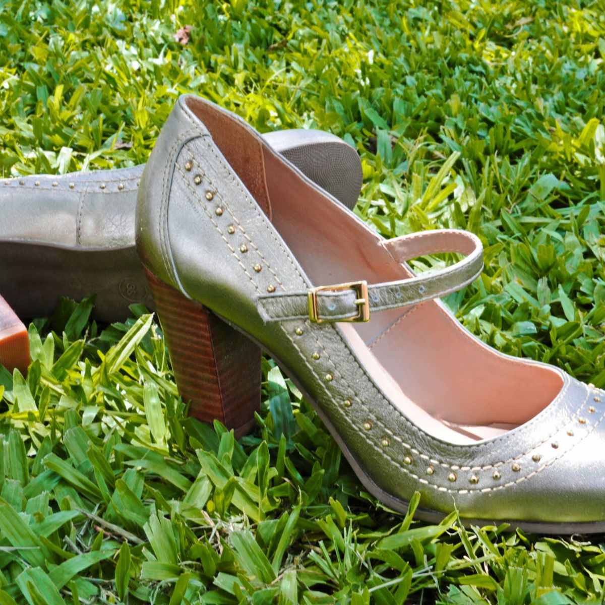sapato dourado envelhecido