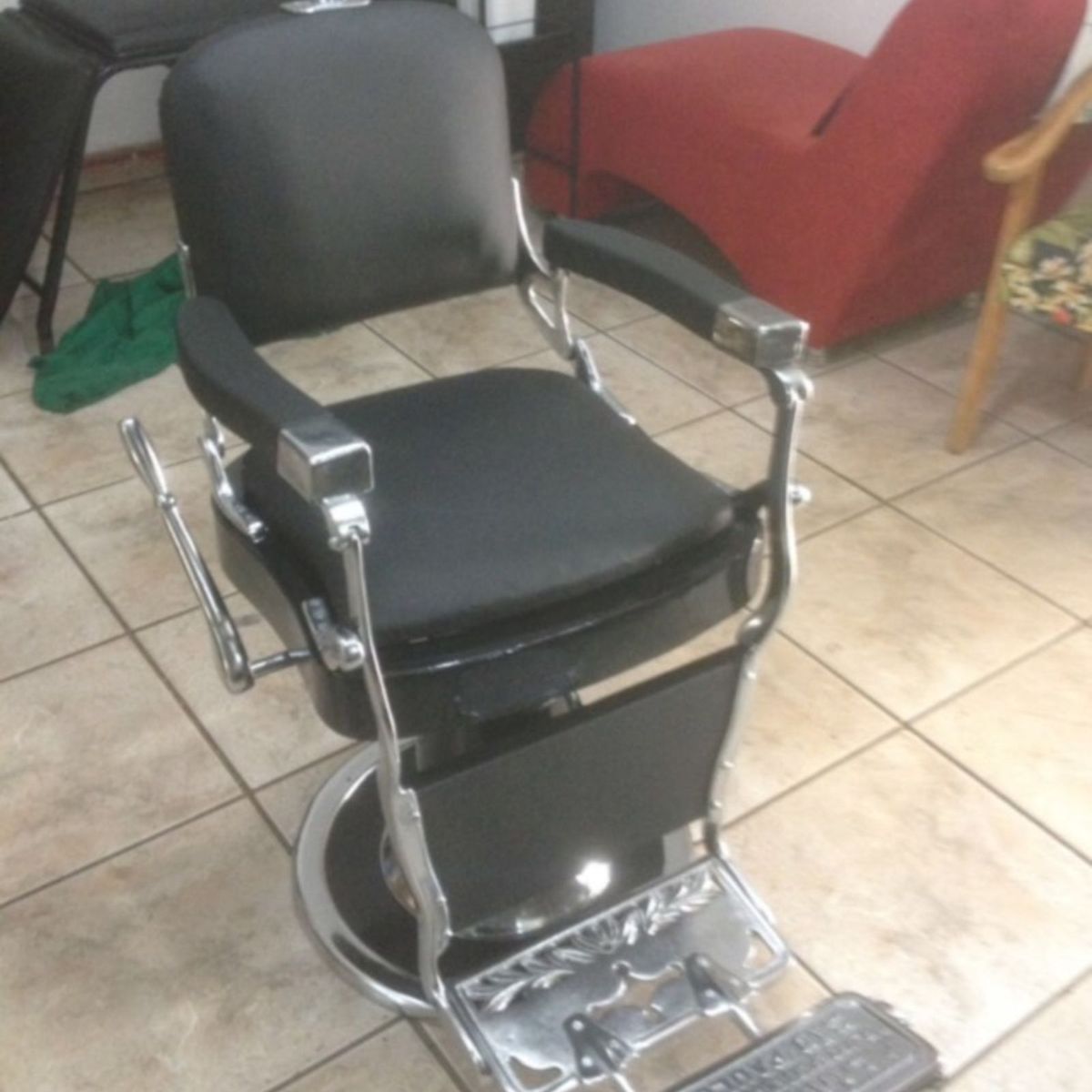 El Hombre - Barber Shop - Cadeira de Barbeiro de 1940 Ferrante ela está no  valor de 2.800 pode ser parcelado no cartão em até 6x. Contato: 999427755
