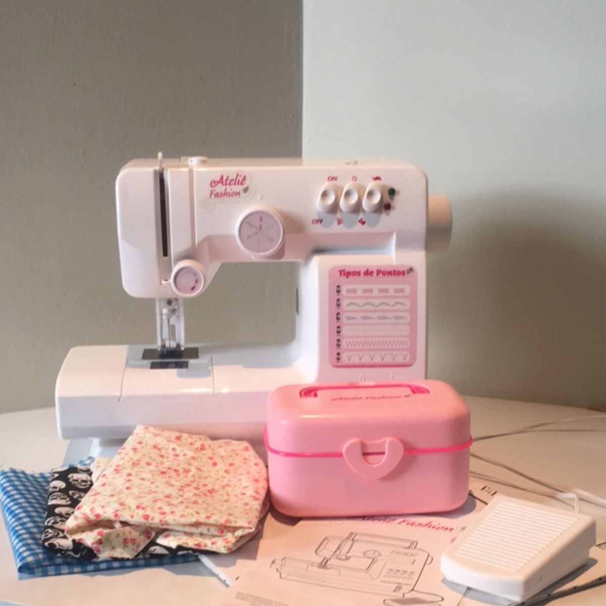 vintage atelier MÁQUINA DE COSTURA INFANTIL ATELIÊ FASHION, a pilhas