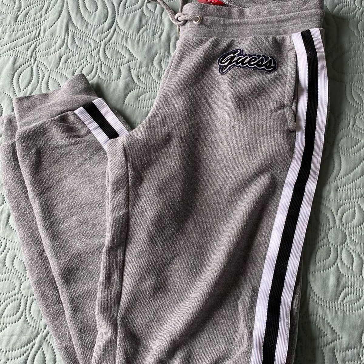 calça moletom guess