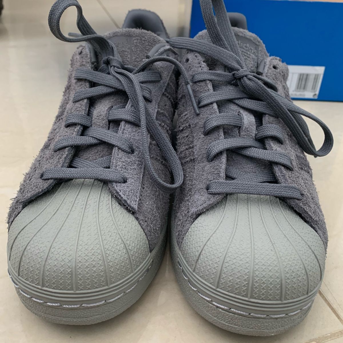 tenis adidas superstar camurça cinza