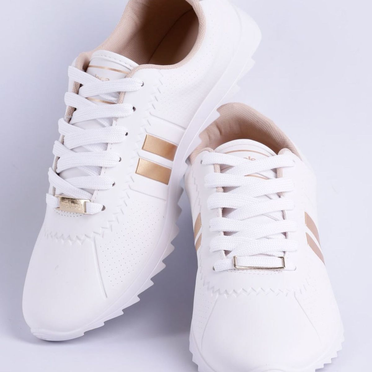 tenis moleca branco e dourado