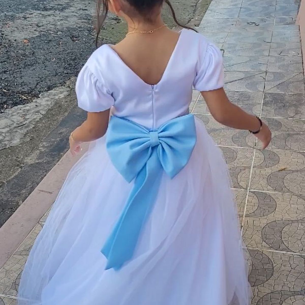 Vestido branco store com laço azul