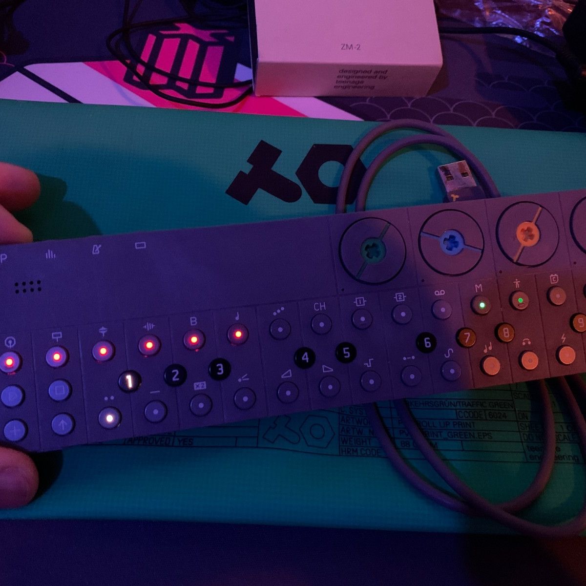 Sintetizador Teenage Engineering Op-Z com Case, Op-Rumble e Op-Lab