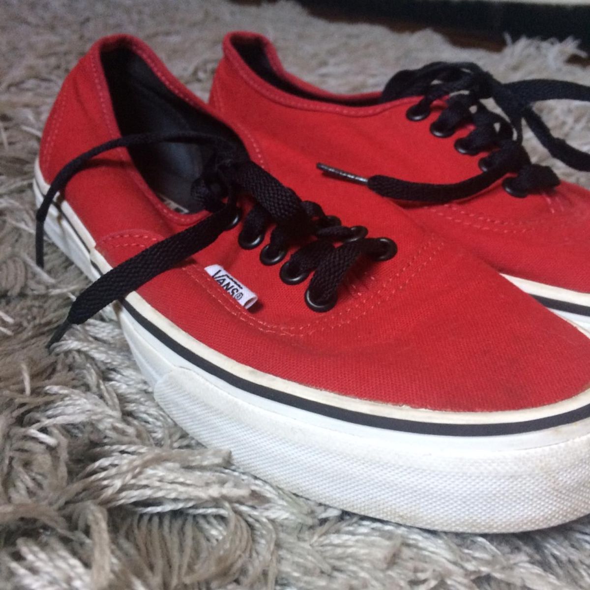 Vans vermelho e store preto