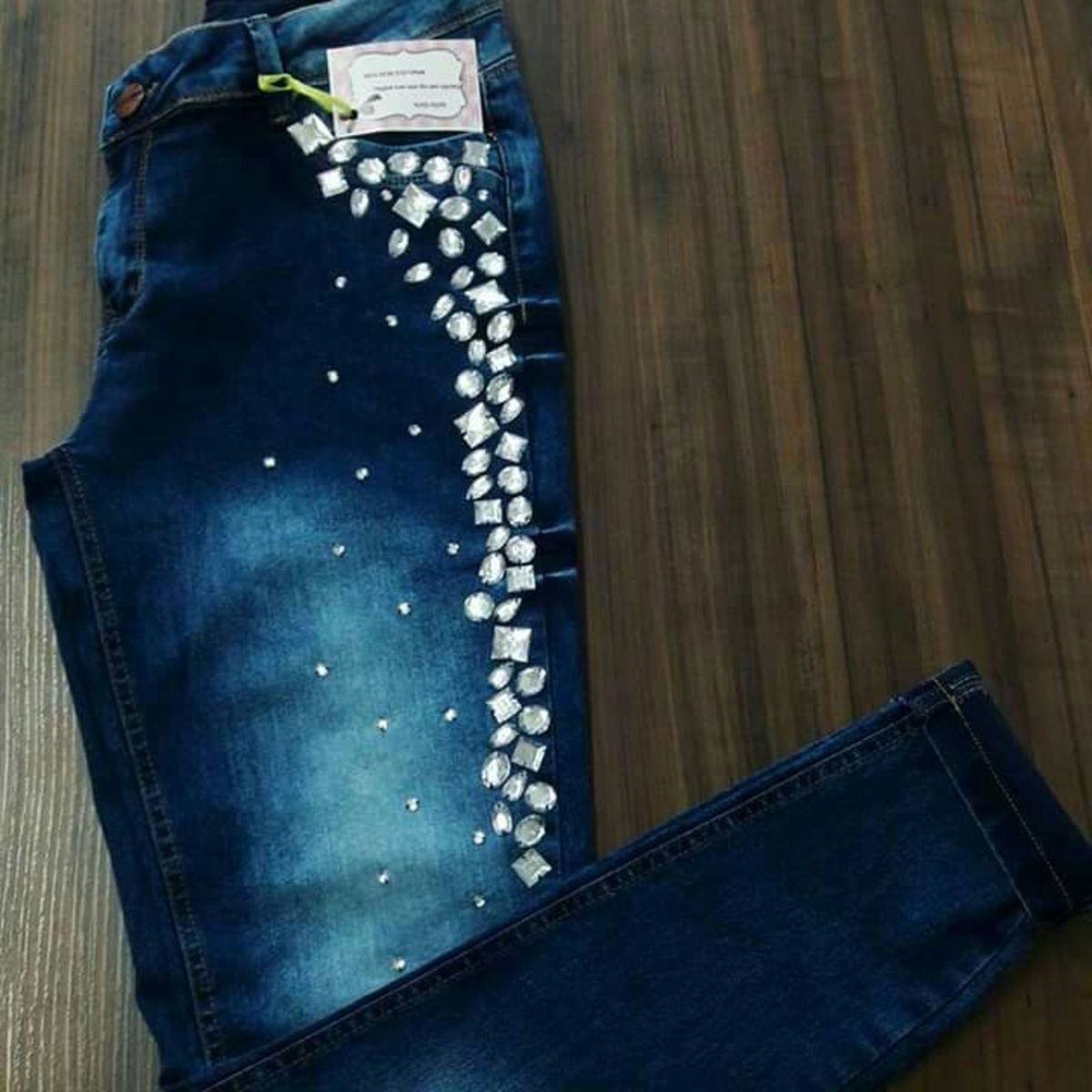 calça com pedraria