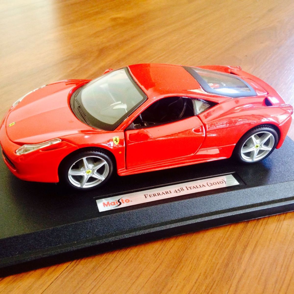 Ferrari 458 Itália (2010) - Escala 1/24 | Produto Masculino Maisto