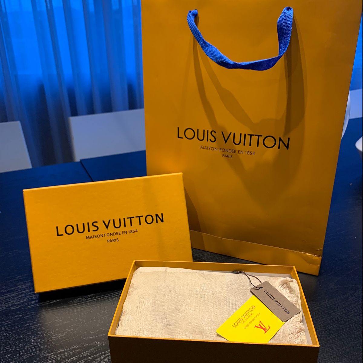 Lenço Bandana Echarpe modelo Louis Vuitton tamanho grande 90x90 super moda  feminina