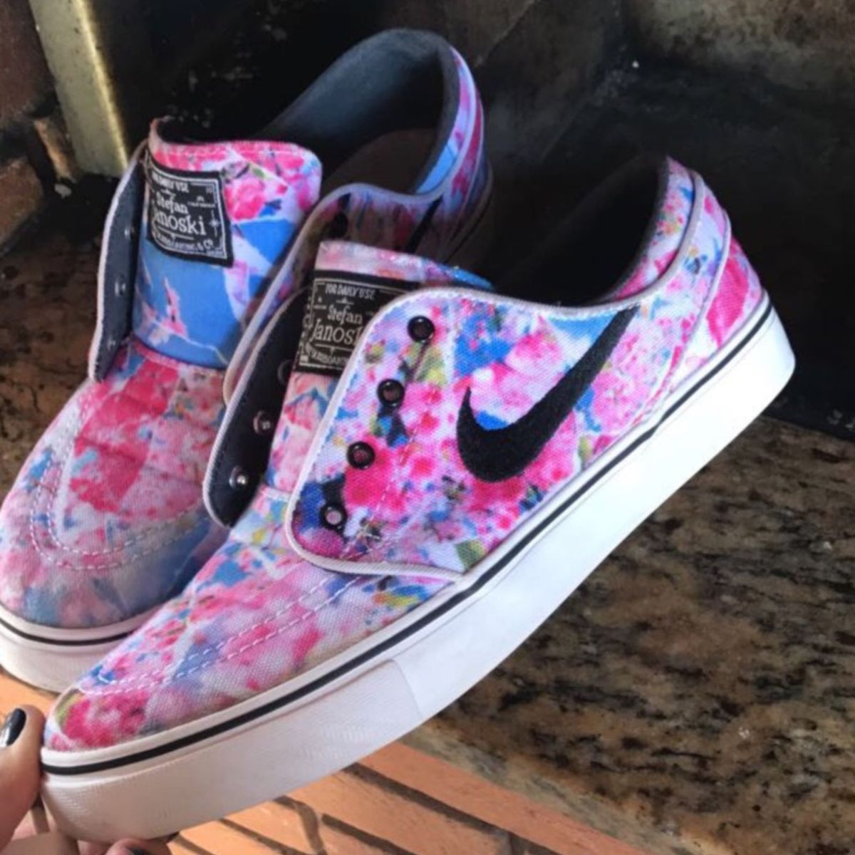tenis nike florido feminino