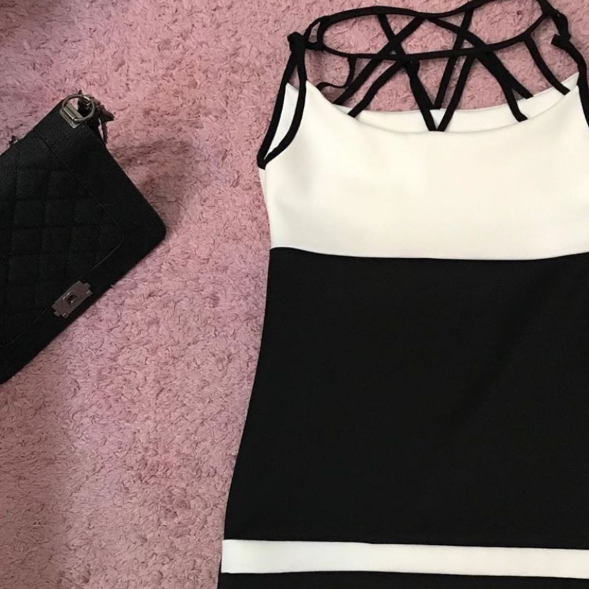 vestido transpassado no pescoço