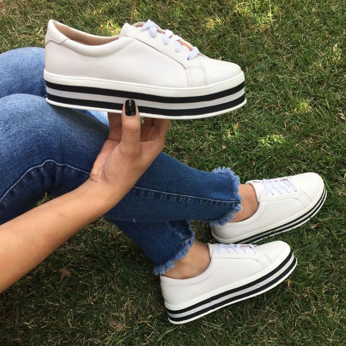 Tenis feminino branco com sales listras pretas