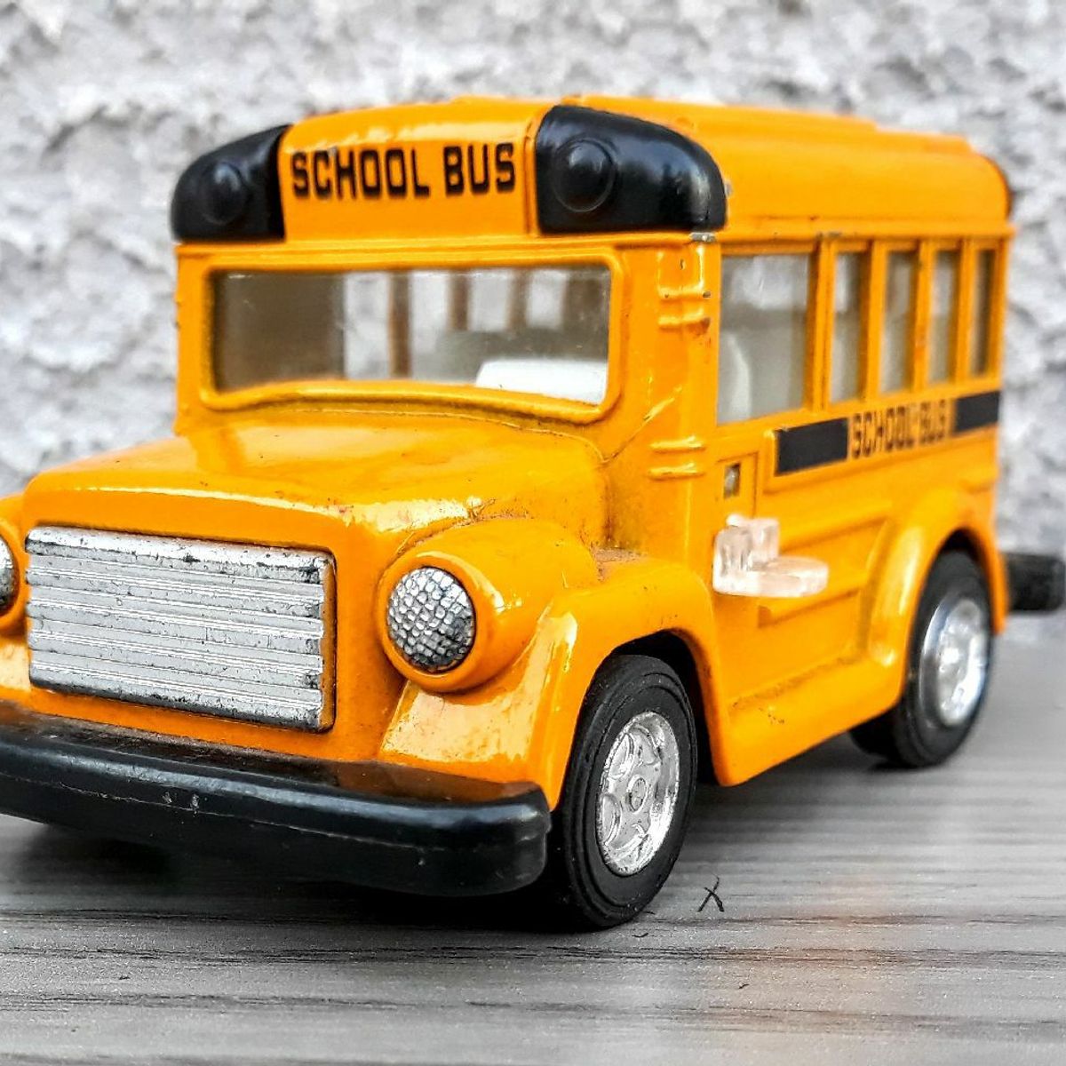 Miniatura Colecionável Ônibus Escolar Amarelo 1/62 Kinsfun