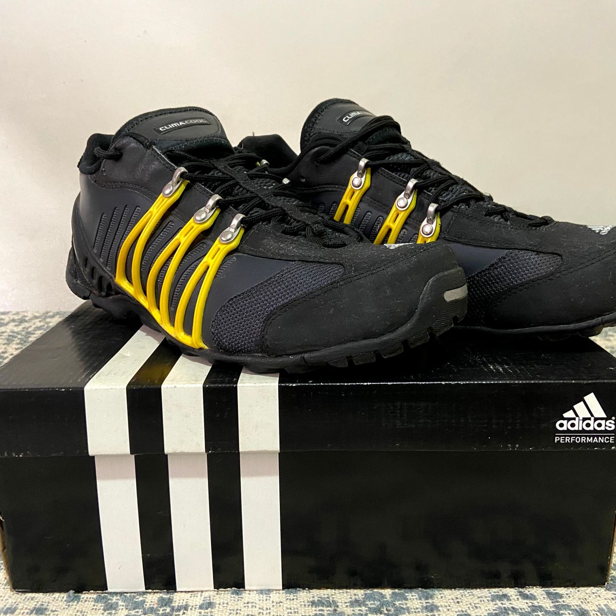 adidas aranha amarelo