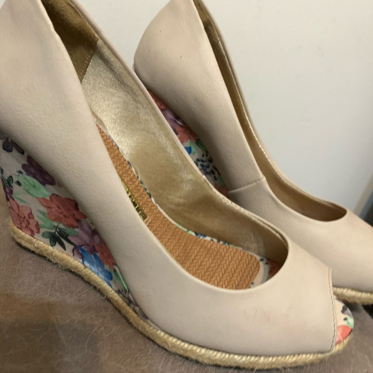 sandalia anabela florida