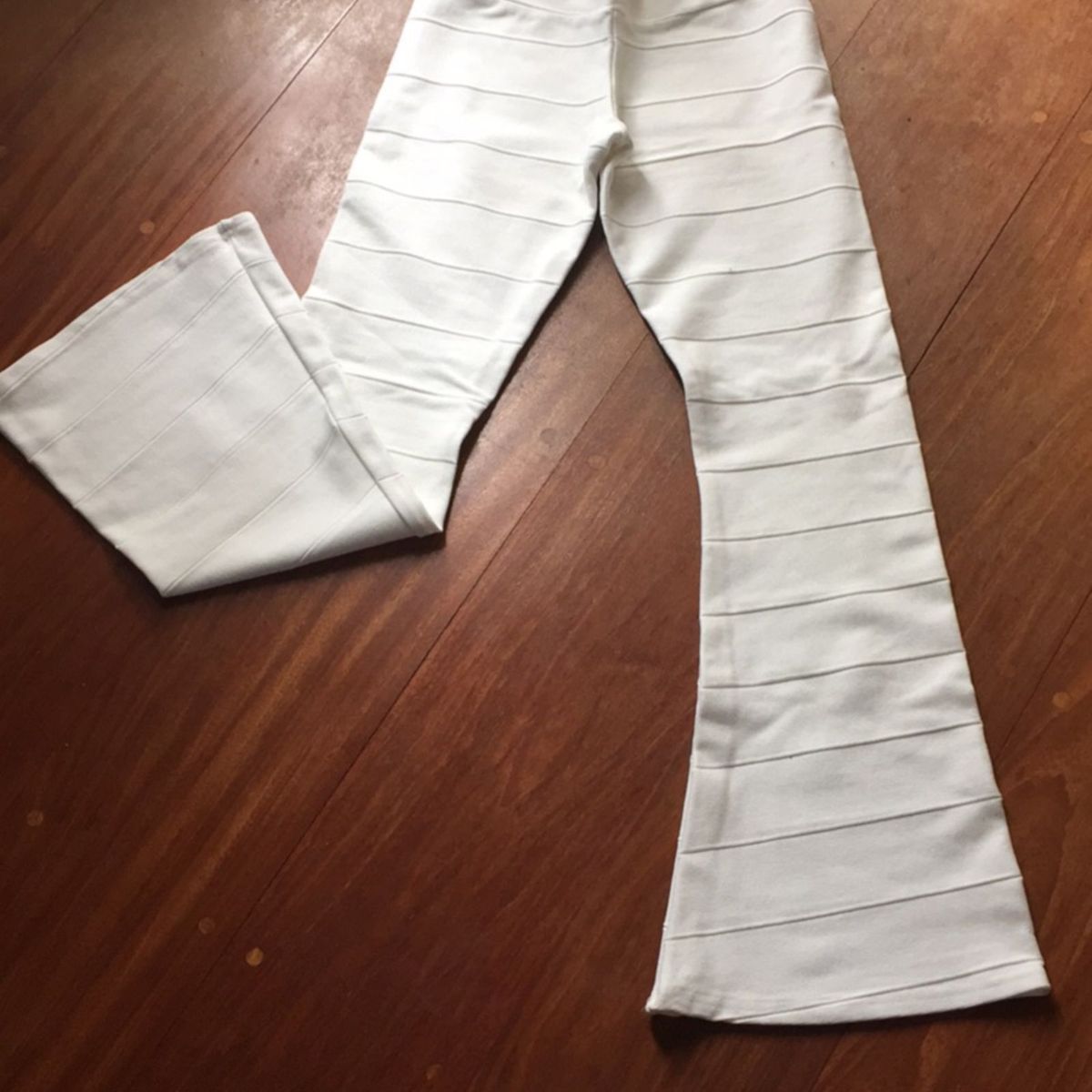 calça flare branca bandagem