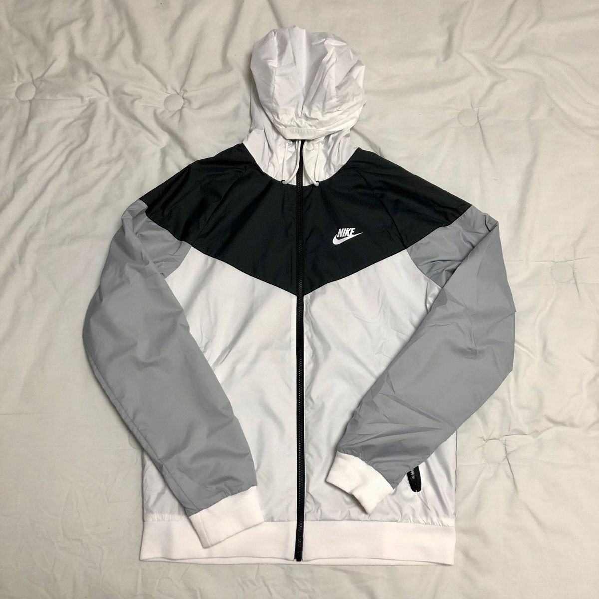 jaqueta nike windrunner preta e branca