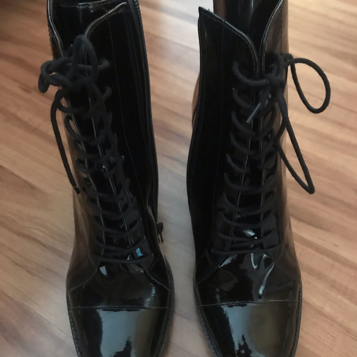 coturno arezzo verniz