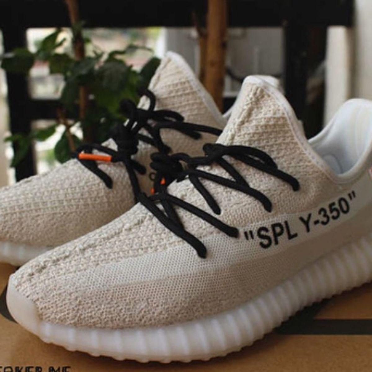 White yeezy's off-white collab  Tenis sapato, Tênis yeezy, Sapatos