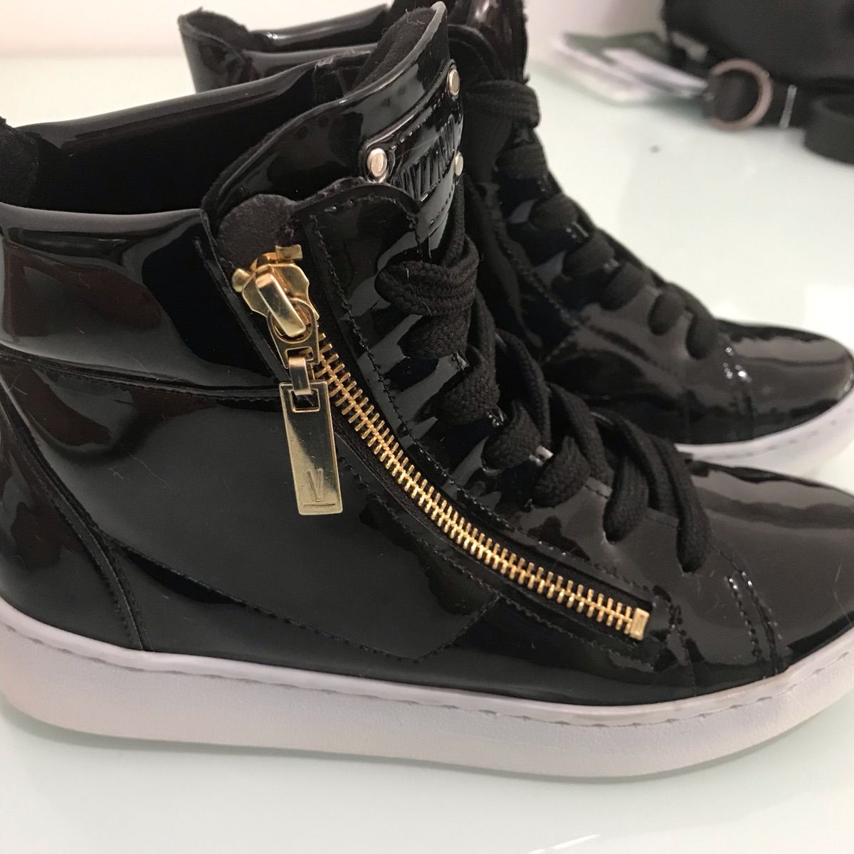 tenis envernizado vizzano