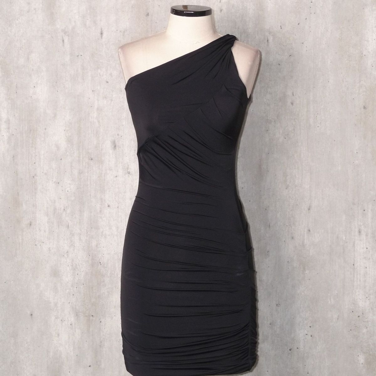 vestido preto de um ombro só