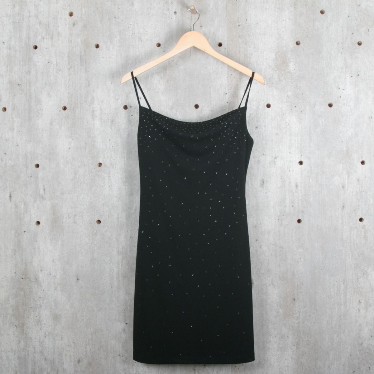 vestido preto brilhante