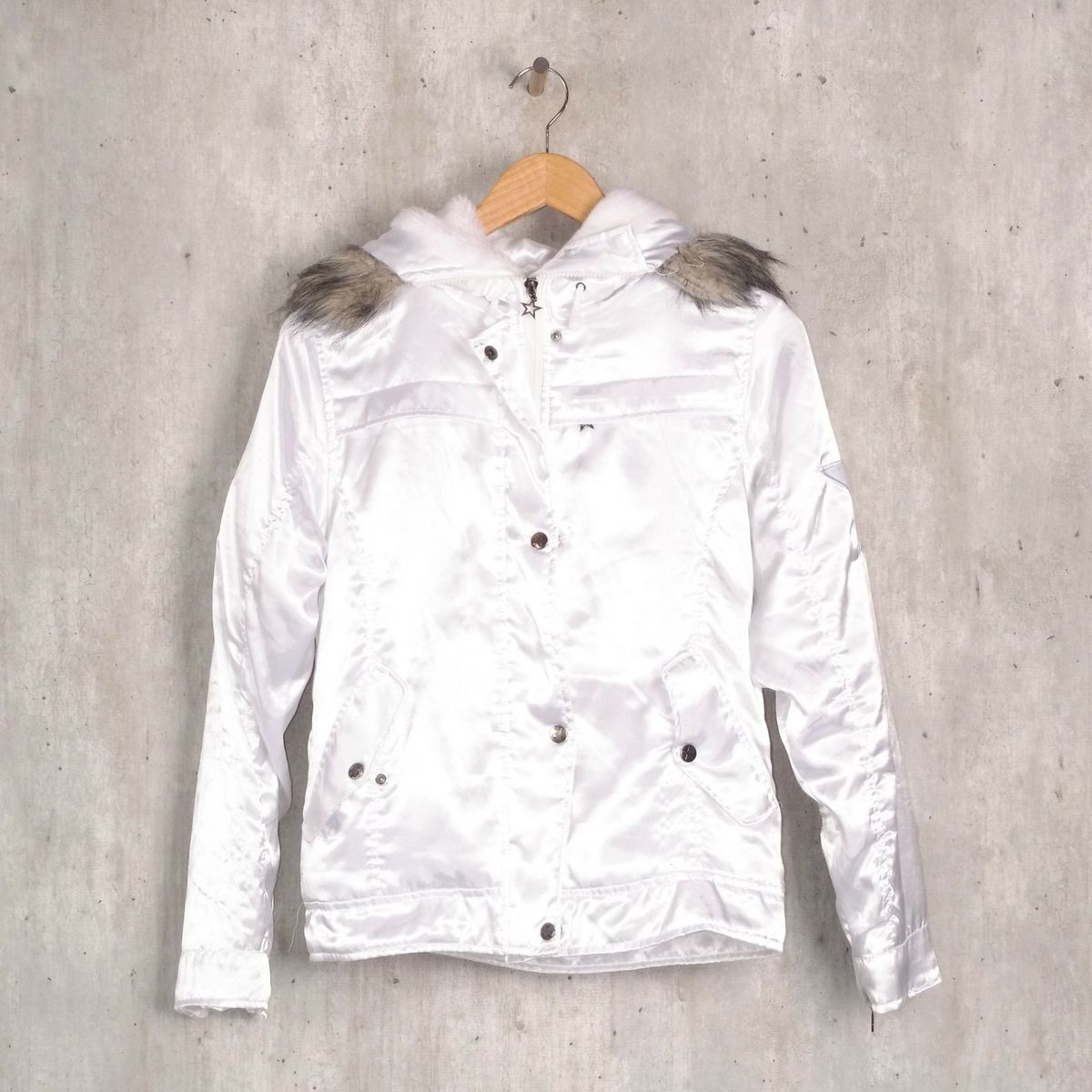 jaqueta com touca de pelinho