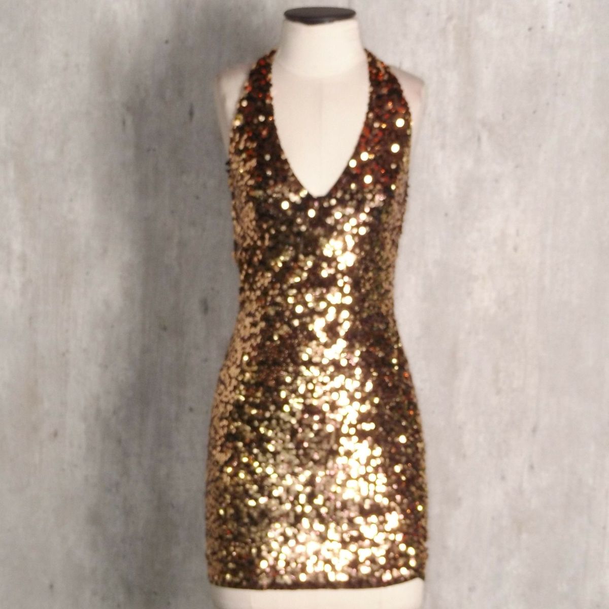 vestido paete dourado curto