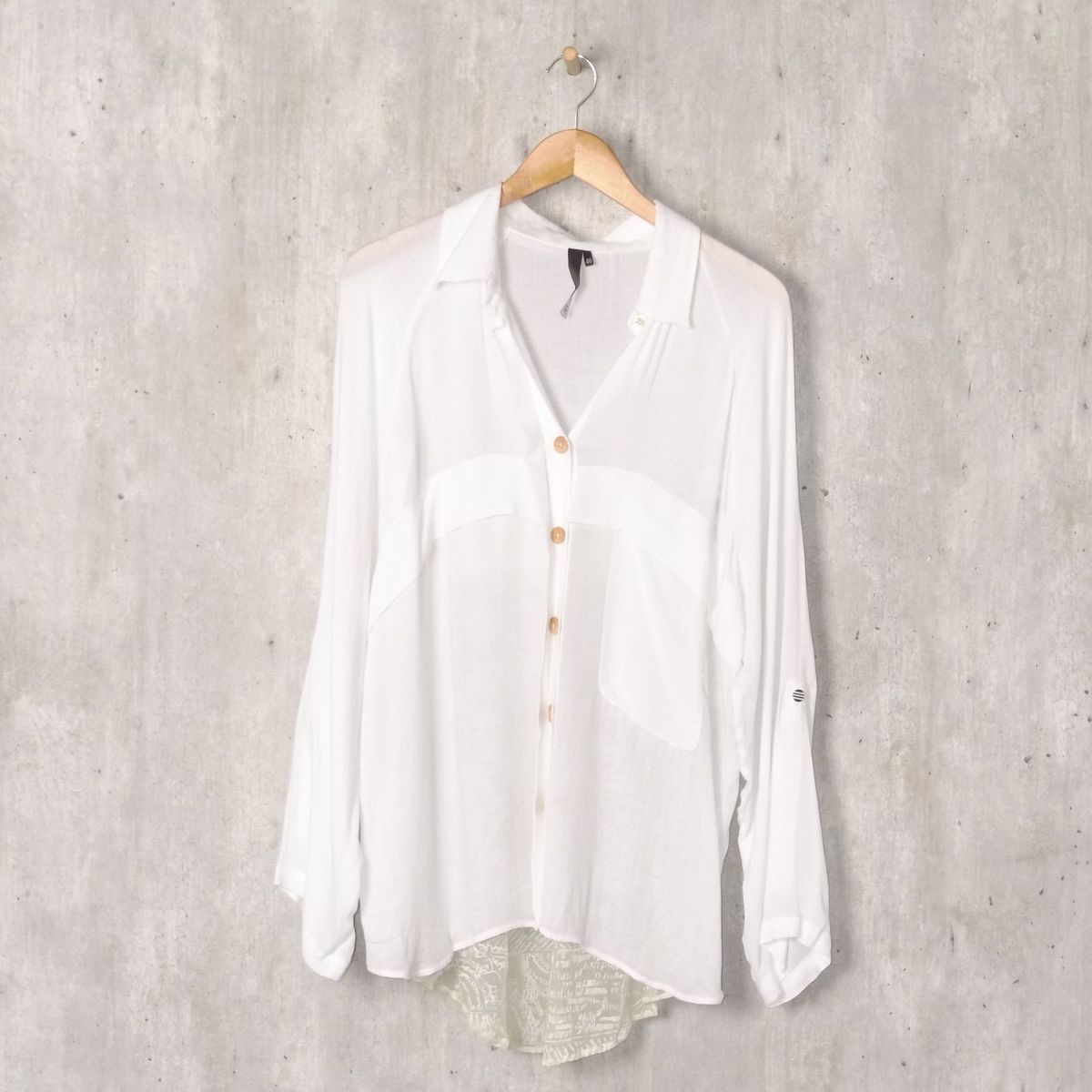 camisa branca estilosa feminina