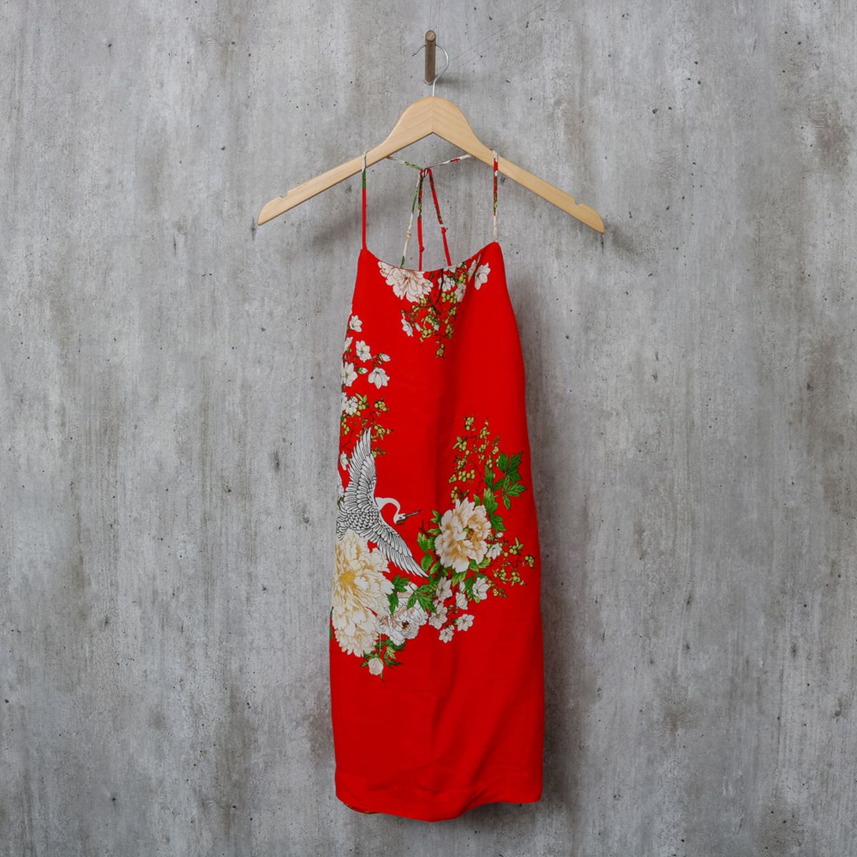 vestido vermelho com flores