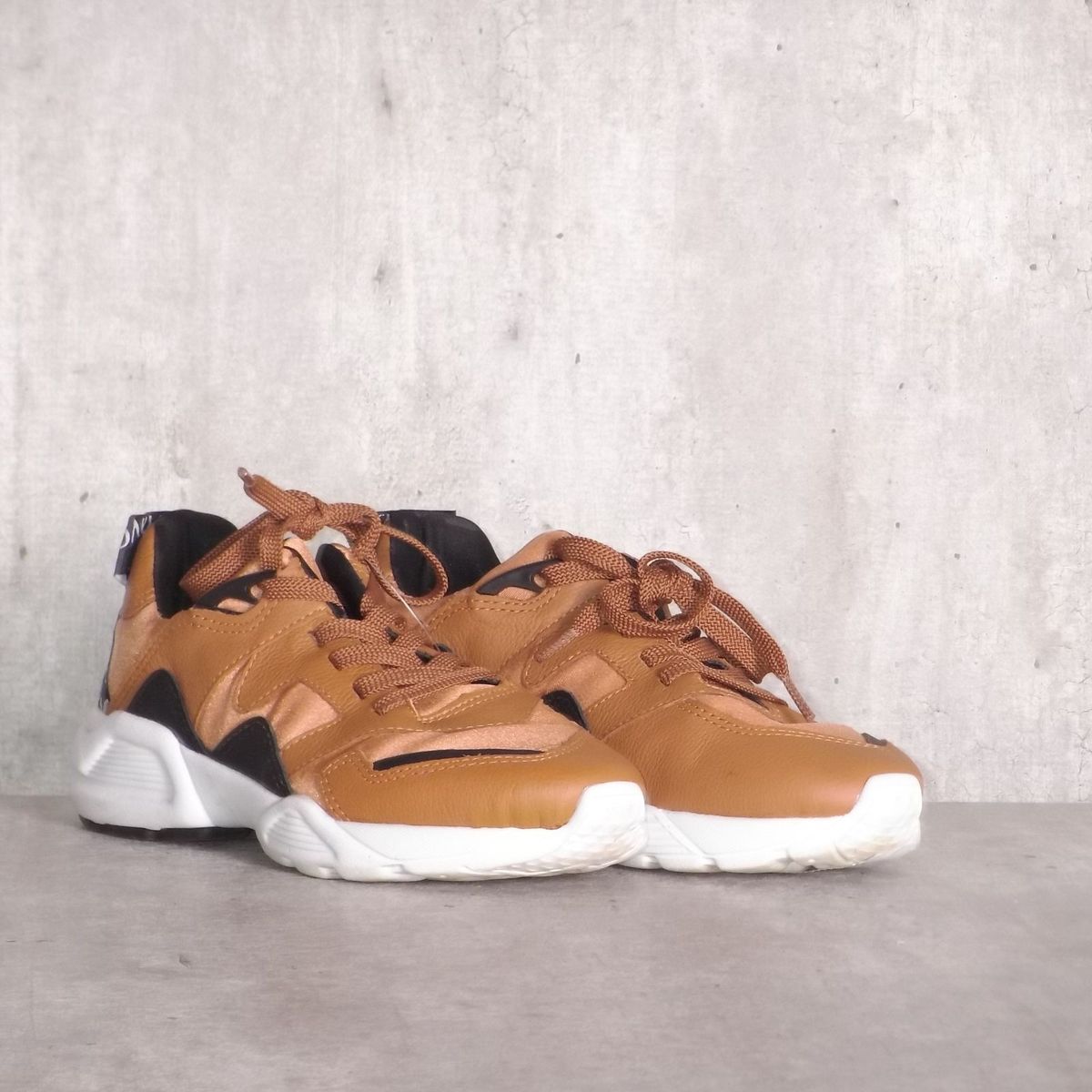 tenis cravo e canela marrom