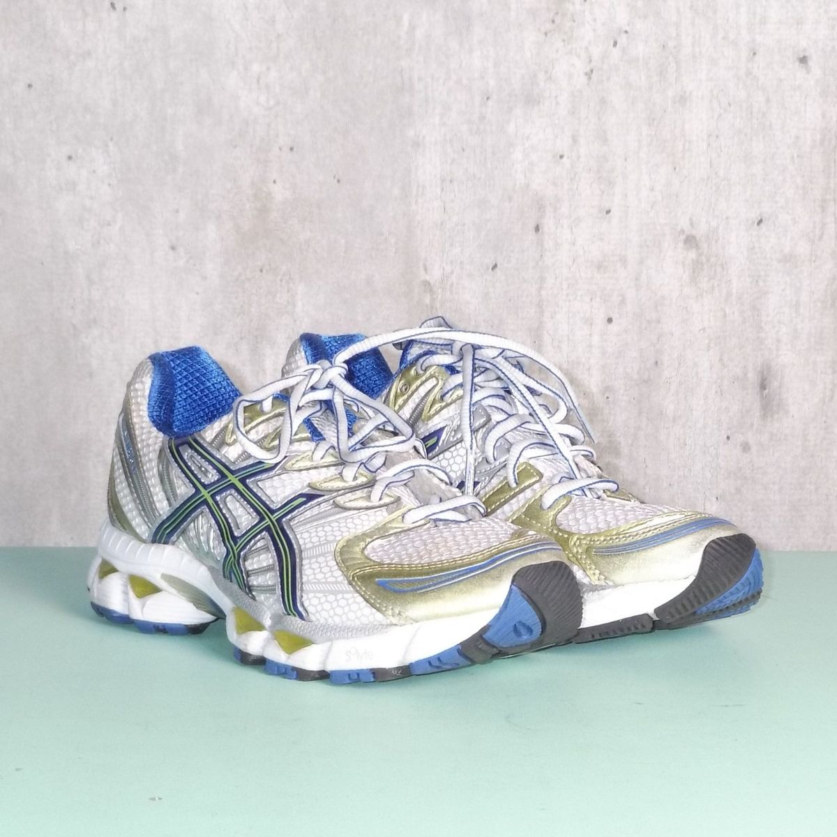 tenis asics dourado feminino