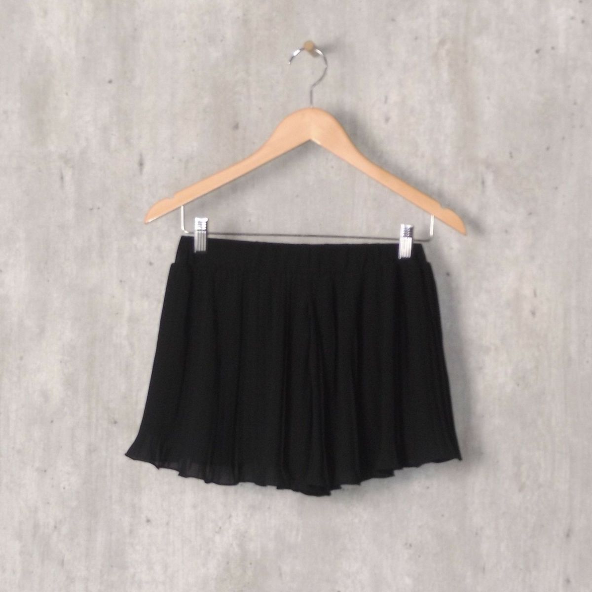 short plissado preto