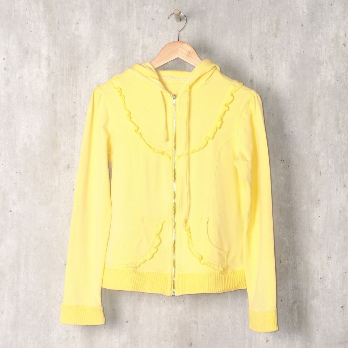 casaco amarelo com capuz