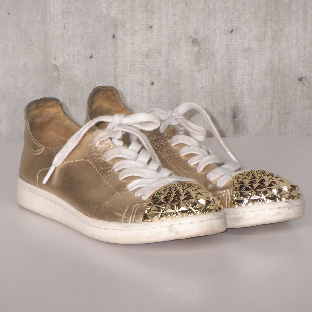 tenis dourado schutz