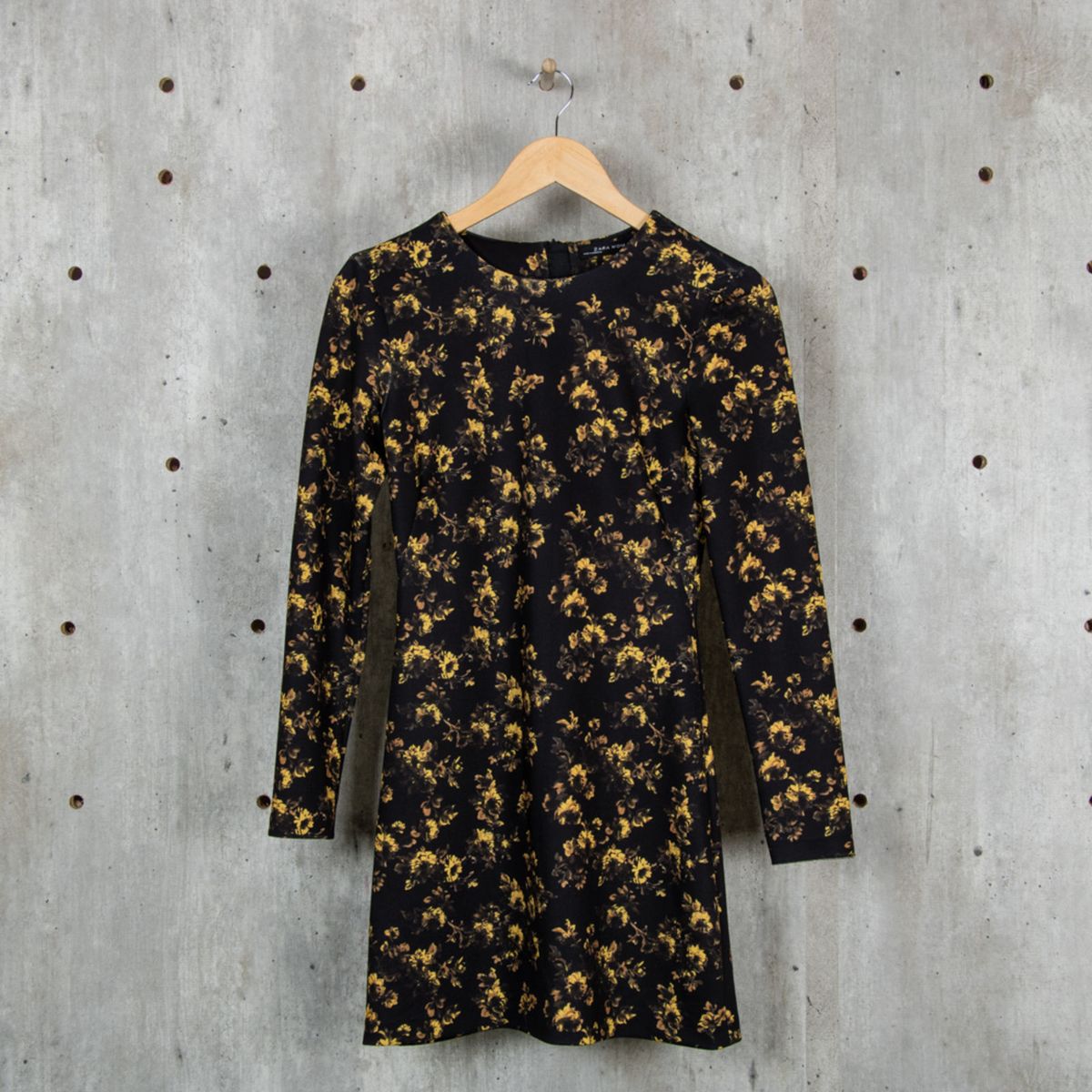 vestido preto com flores amarelas