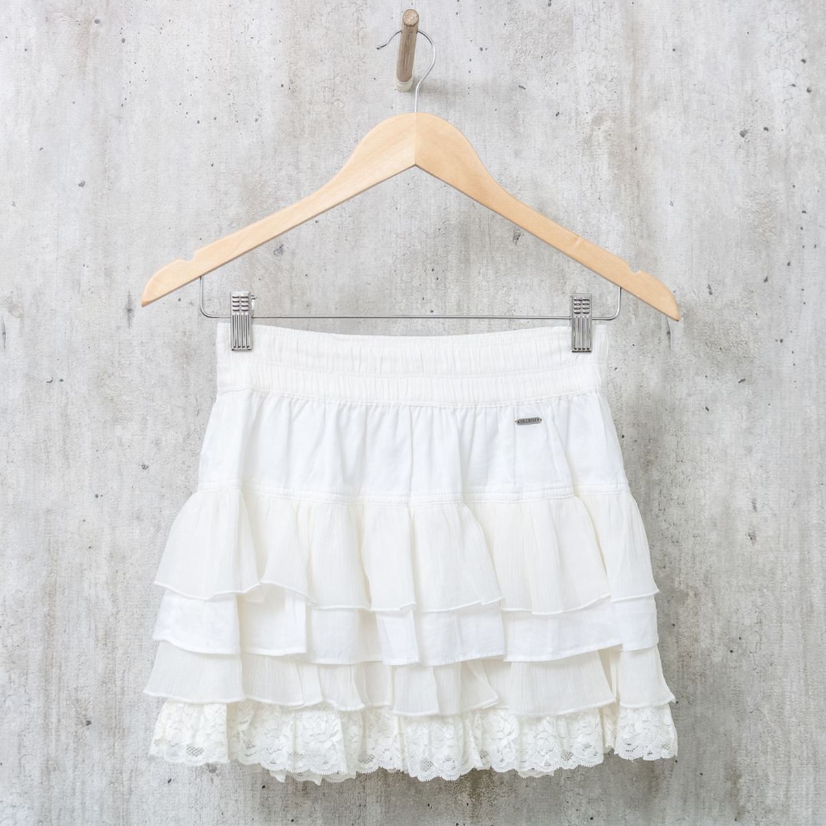 saia branca de babado