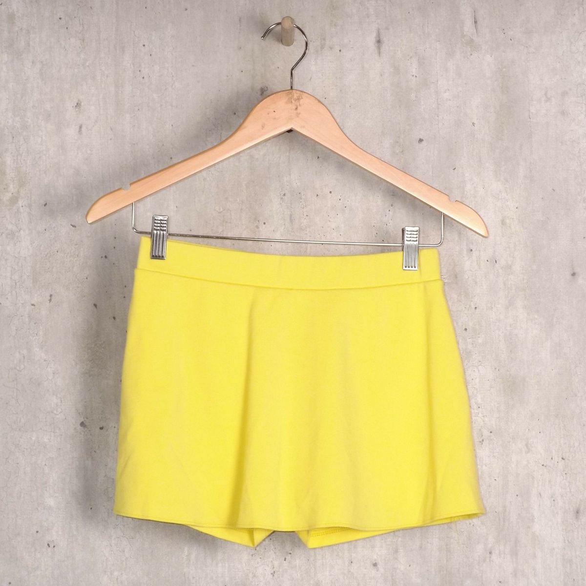 short saia amarelo