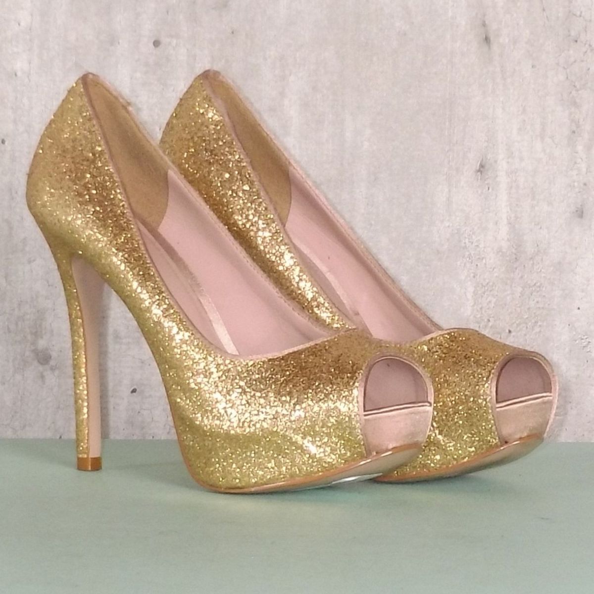 sapato com glitter dourado