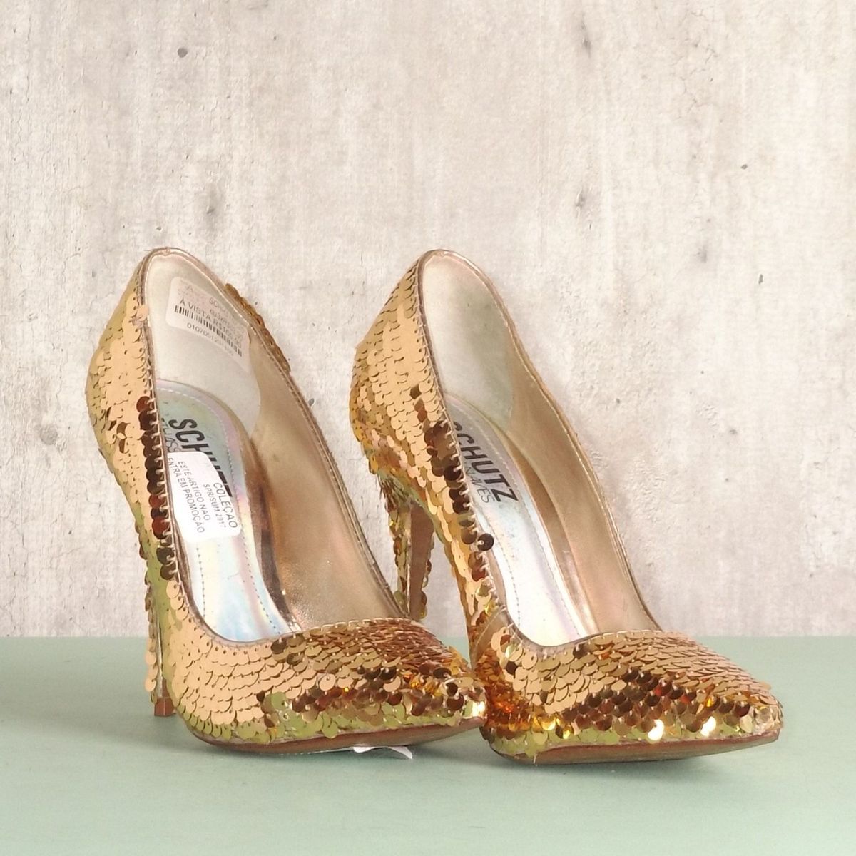scarpin dourado schutz
