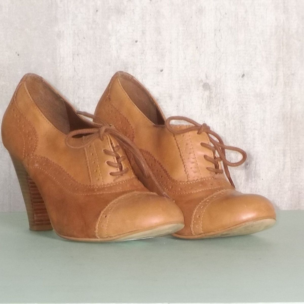 sapato de salto marrom