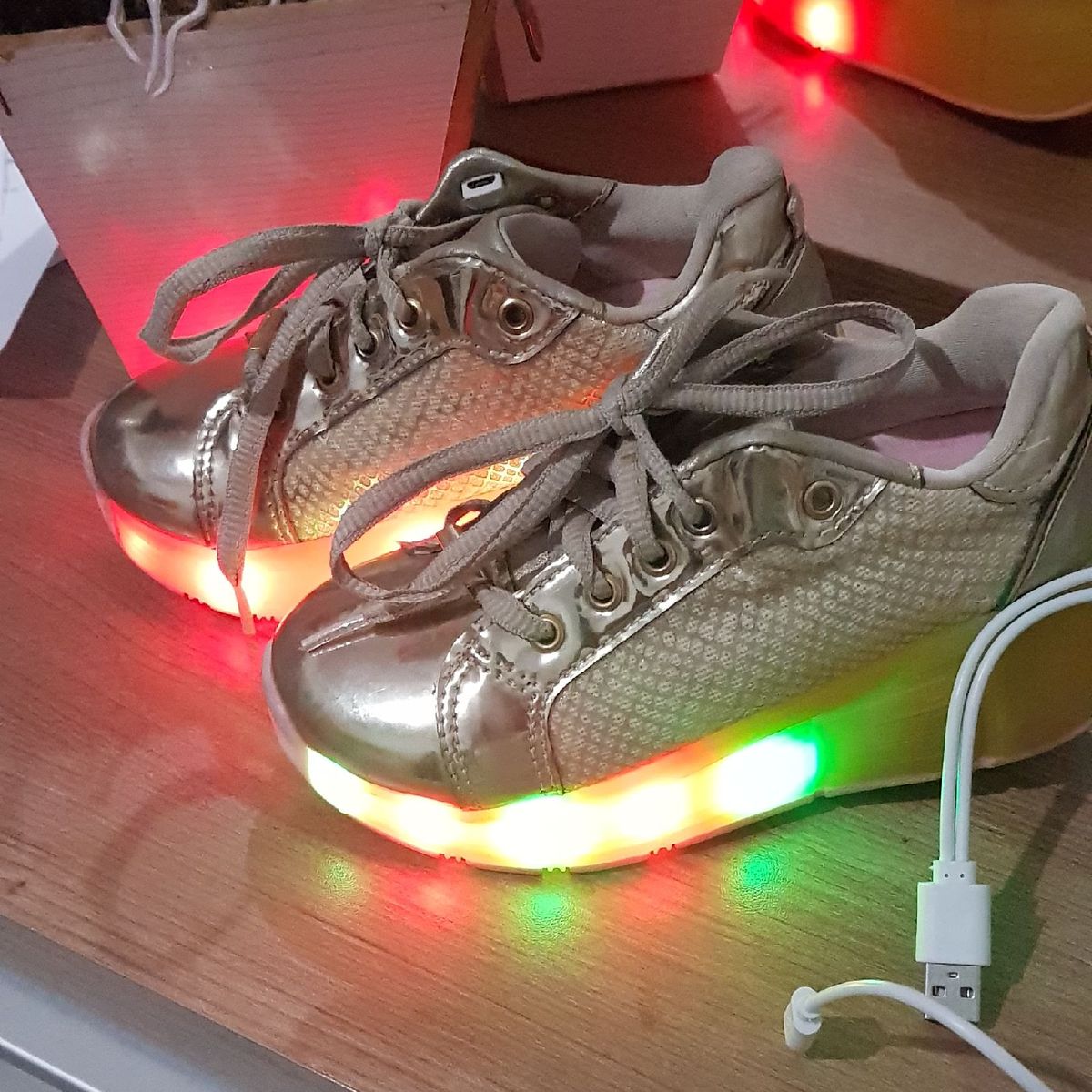 tênis pampili rodinha led dourado