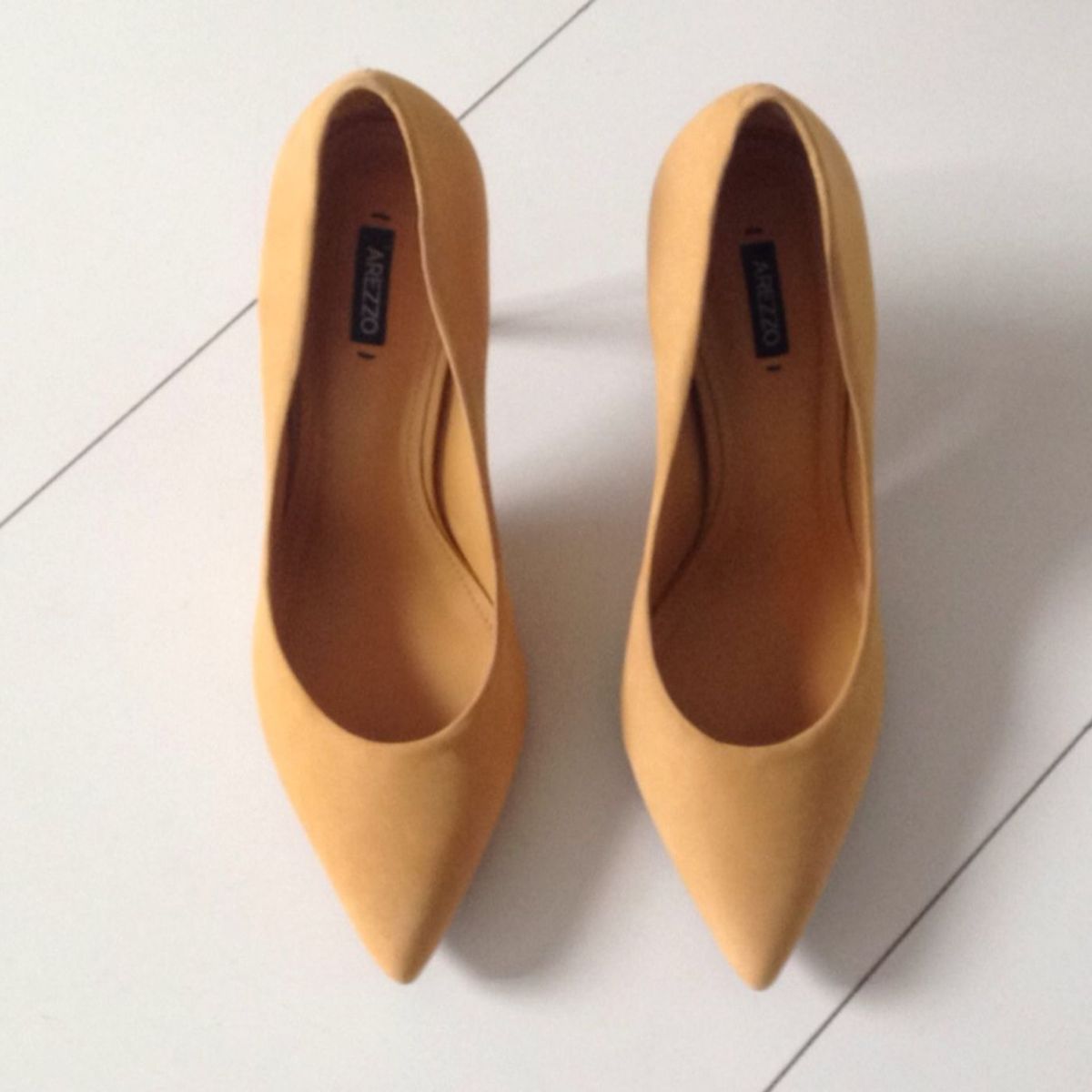 scarpin amarelo arezzo