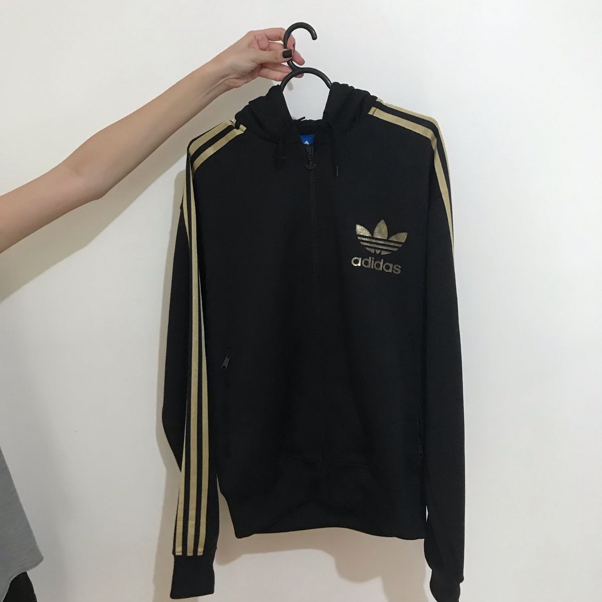 casaco adidas preto com dourado