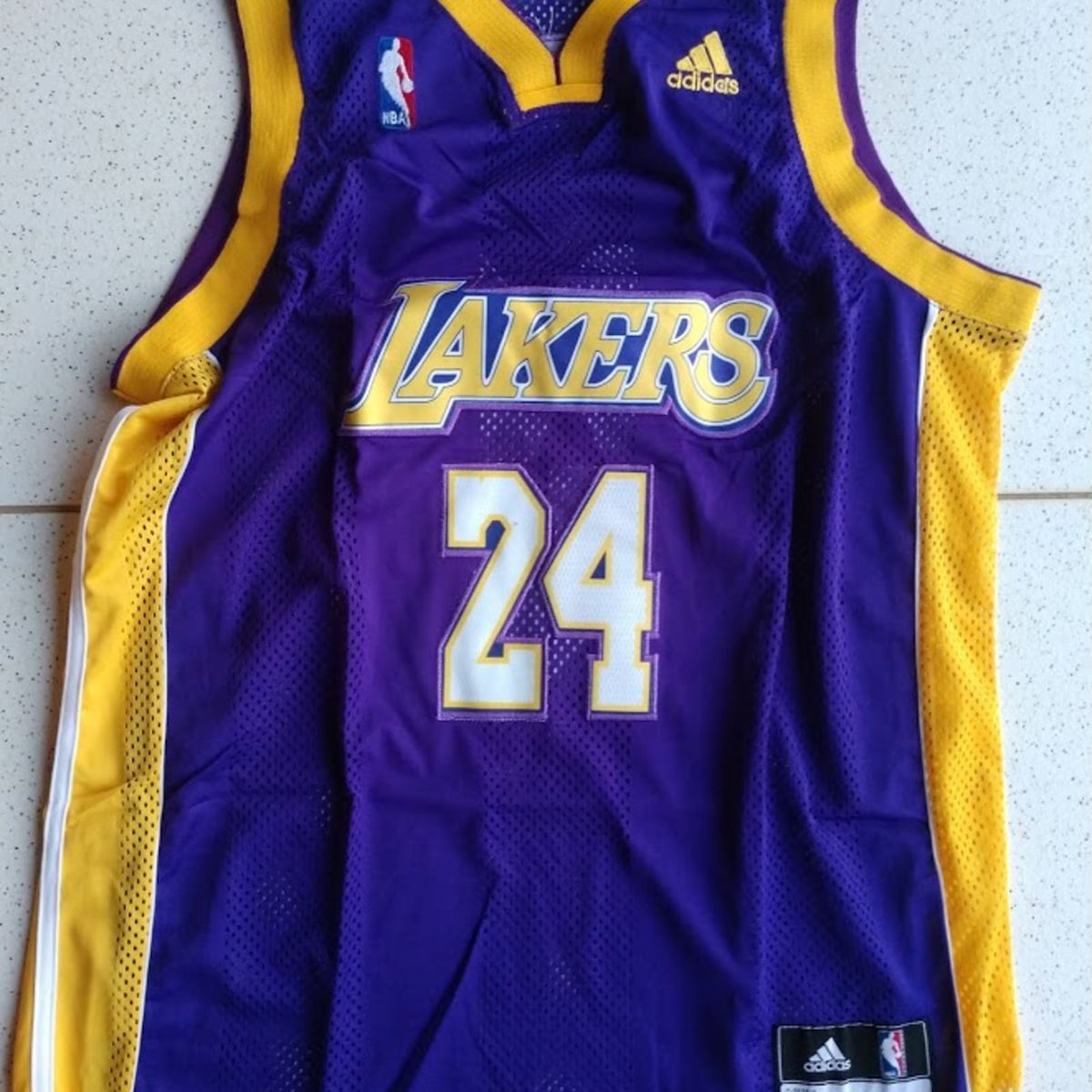 Chaveiro Camisa amarela Kobe Bryant 24 e Bola de Basquete Roxa