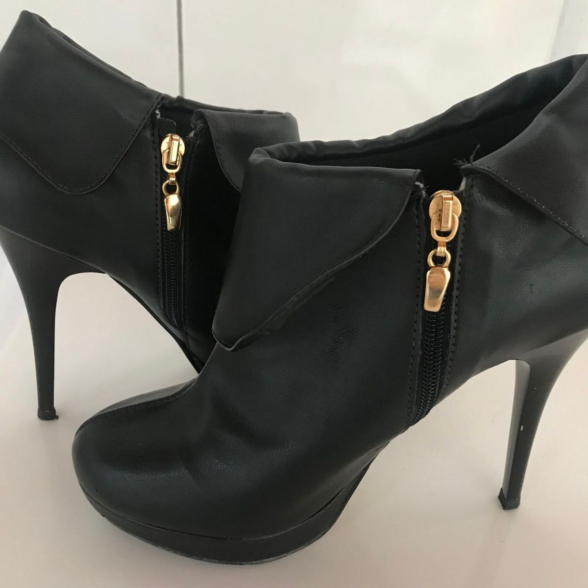 bota de cano curto e salto alto fino