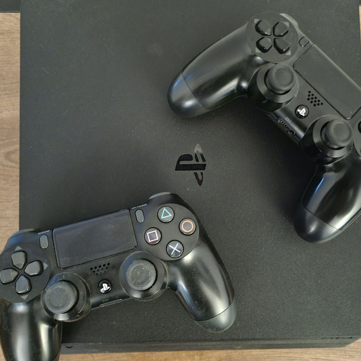 Ps4 com Jogo e Dois Controles, Console de Videogame Playstation Usado  93674500