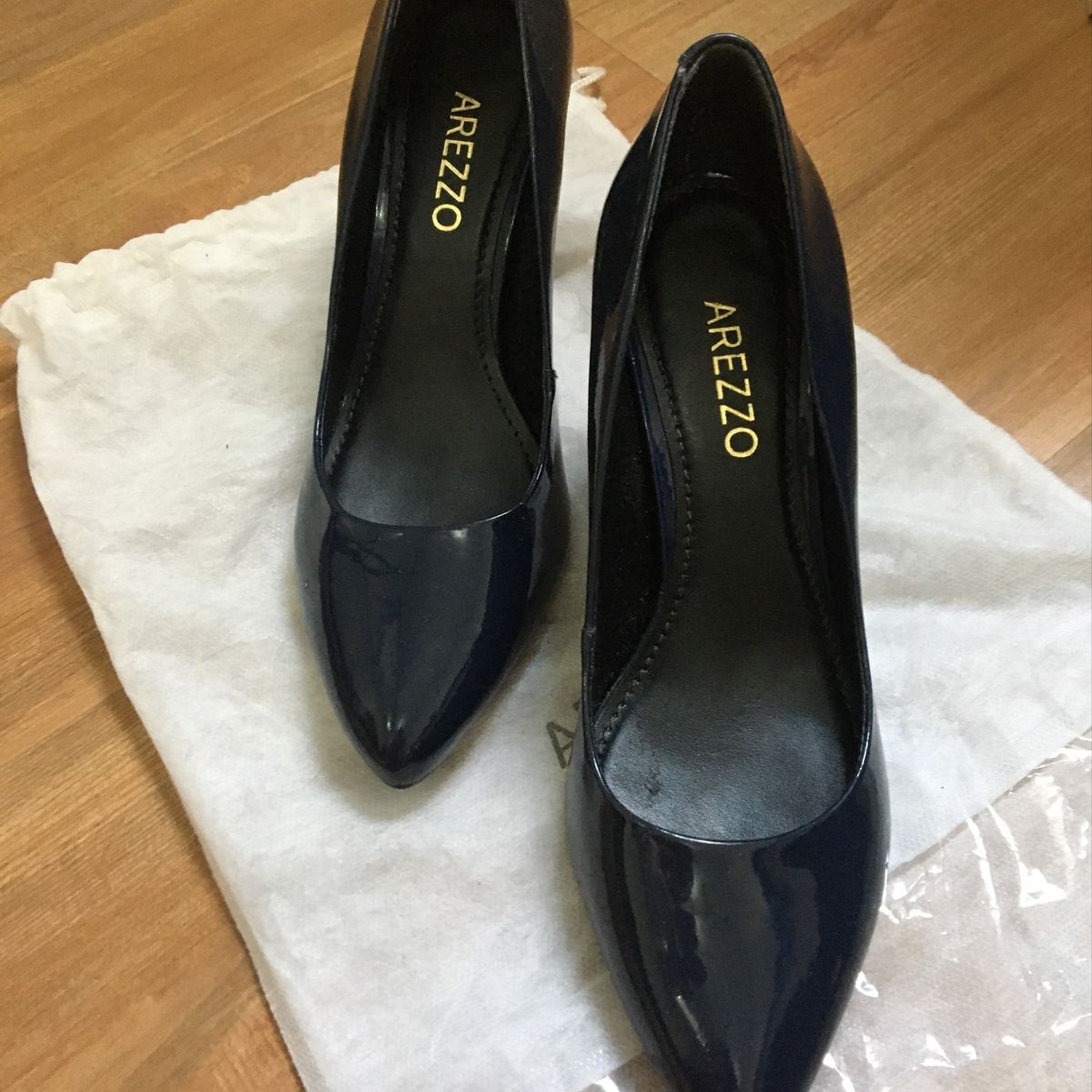 scarpin azul marinho arezzo