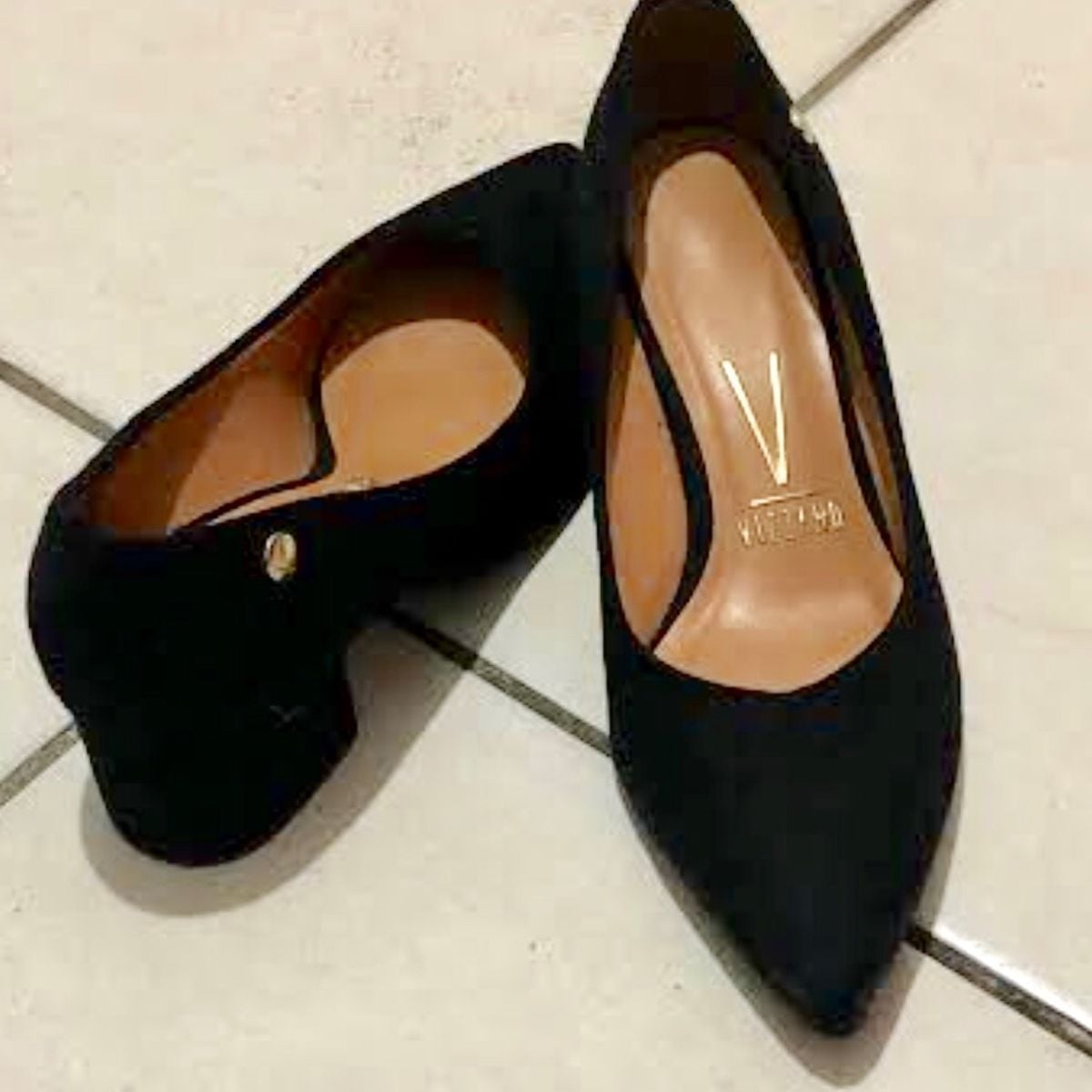 sapato preto salto quadrado baixo