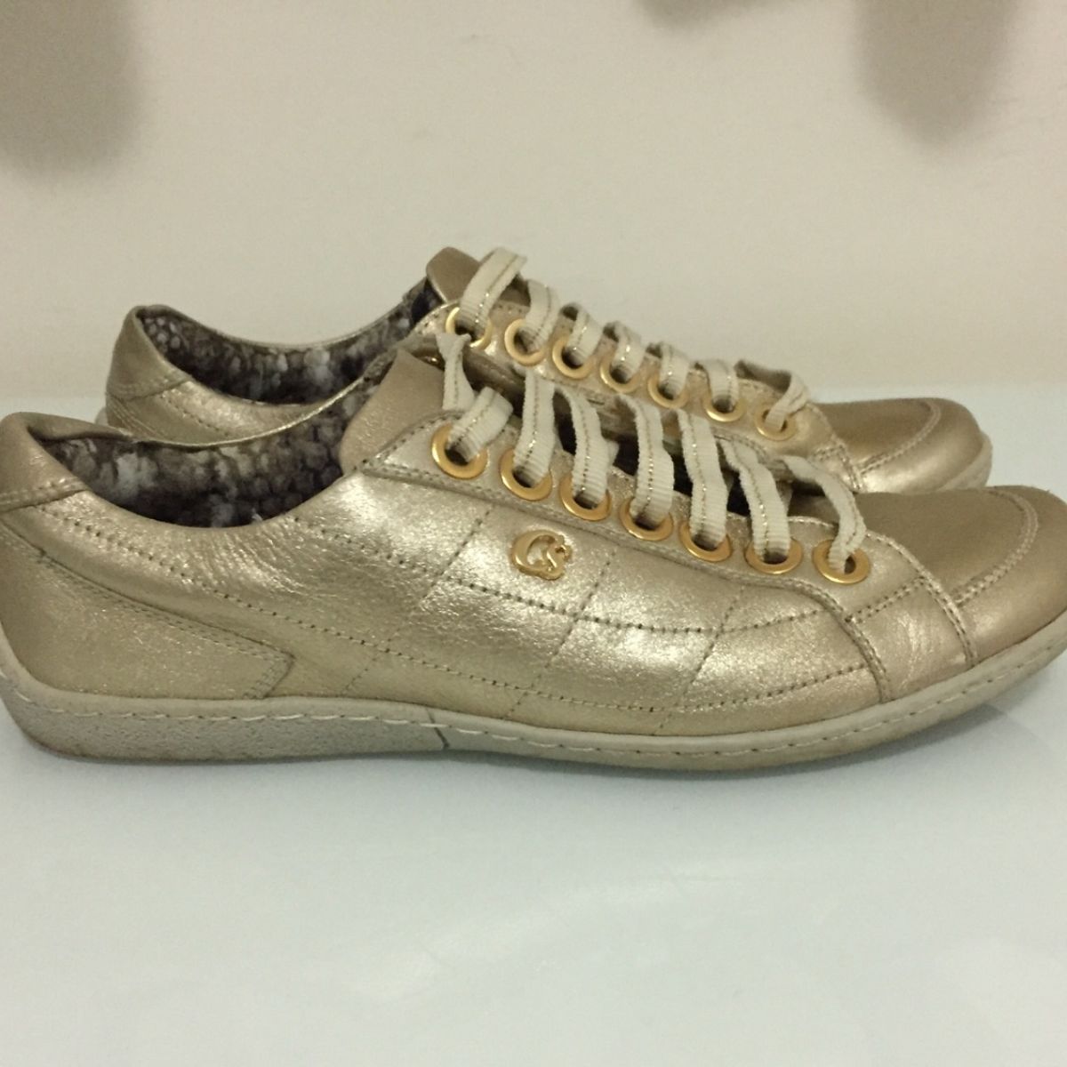 tenis carmen steffens dourado